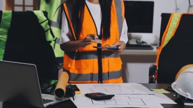 Ofisteki inşaat alanında çalışan mühendis.