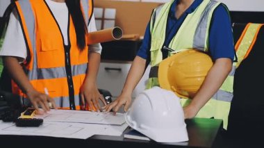 planlı mühendis ve mimar konsepti, inşaat alanı ve evde çalışan mühendis.