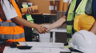 Ofiste çalışan genç Asyalı mühendis kadın. Planı, güvenliği ve mühendisliği olan mühendislik mühendisi.