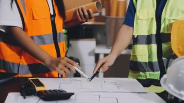 İnşaat alanında çalışan mühendis ve mimar. Ofiste çalışan inşaat mühendisi