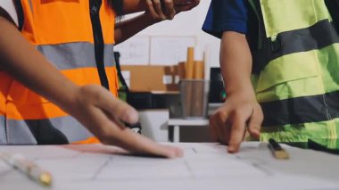 İnşaat alanının planlarıyla çalışan mühendis ya da mimar