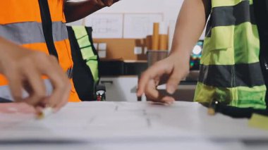 İnşaat alanında inşaat projesinde çalışan mühendis ya da mühendis ya da mühendis ya da mühendis ya da mimar..