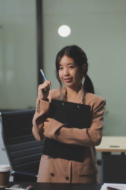 Asyalı kadınlar dizüstü bilgisayarda çalışırken streslidirler, ofiste başı ağrıyan Asyalı iş kadını, işte hasta hissederler, yer kopyalayabilirler.