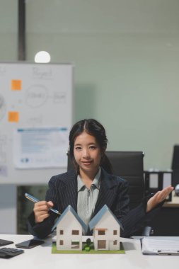 Emlakçılar, konut modellerini müşterilere ayrıntılı bir şekilde anlatma, evler ve satın alma kredileri hakkında bilgi verme ve sunma konularında açıklar. Gayrimenkul ticareti.