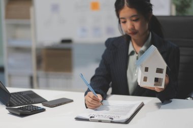 Emlakçılar, konut modellerini müşterilere ayrıntılı bir şekilde anlatma, evler ve satın alma kredileri hakkında bilgi verme ve sunma konularında açıklar. Gayrimenkul ticareti.