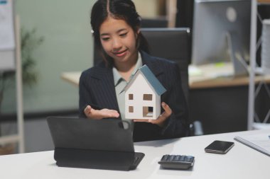 Emlakçılar, konut modellerini müşterilere ayrıntılı bir şekilde anlatma, evler ve satın alma kredileri hakkında bilgi verme ve sunma konularında açıklar. Gayrimenkul ticareti.