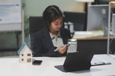 Emlakçılar, konut modellerini müşterilere ayrıntılı bir şekilde anlatma, evler ve satın alma kredileri hakkında bilgi verme ve sunma konularında açıklar. Gayrimenkul ticareti.