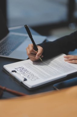 Kadın iş kadını avukatlar hukuk firmalarında çalışıyor. Yargıç Tokmak adalet terazisinden. Hukuk hukuku, avukat, belgeler, tavsiye ve adalet kavramı.