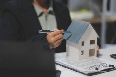 Emlakçılar, konut modellerini müşterilere ayrıntılı bir şekilde anlatma, evler ve satın alma kredileri hakkında bilgi verme ve sunma konularında açıklar. Gayrimenkul ticareti.