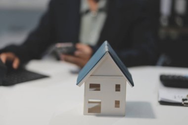 Emlakçılar, konut modellerini müşterilere ayrıntılı bir şekilde anlatma, evler ve satın alma kredileri hakkında bilgi verme ve sunma konularında açıklar. Gayrimenkul ticareti.