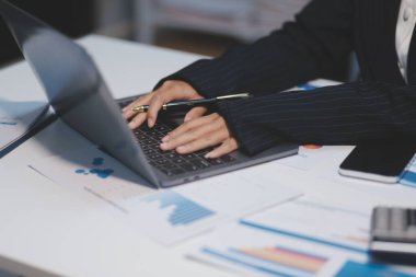 Denetim konsepti, Yönetici iş adamı mali müfettiş ve sekreter hesaplama dengesi raporları hazırlıyorlar. İç Gelir Servisi kontrol belgesi.