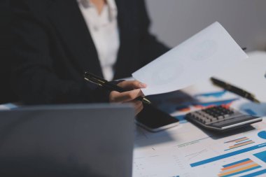 Denetim konsepti, Yönetici iş adamı mali müfettiş ve sekreter hesaplama dengesi raporları hazırlıyorlar. İç Gelir Servisi kontrol belgesi.