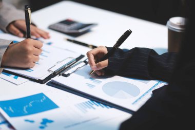 Modern dizüstü bilgisayarla gelir tabloları ve grafiklerini analiz eden iş ekibini kapatın. İş analizi ve strateji kavramı.