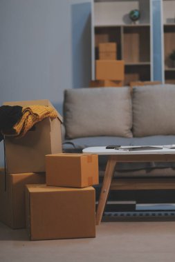 Genç Asyalı kadınlar müşterilerden gelen yeni siparişten sonra mutlu olurlar. Asyalı bir kadının online mağazasının satışındaki başarısının sürpriz ve şok edici yüzü. Çevrimiçi satış. Çevrimiçi Alışveriş