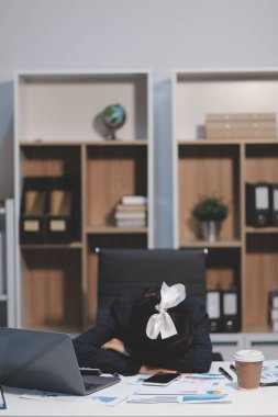 Asyalı kadınlar dizüstü bilgisayarda çalışırken streslidirler, ofiste başı ağrıyan Asyalı iş kadını, işte hasta hissederler, yer kopyalayabilirler.