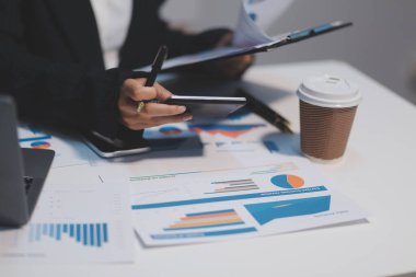 Denetim konsepti, Yönetici iş adamı mali müfettiş ve sekreter hesaplama dengesi raporları hazırlıyorlar. İç Gelir Servisi kontrol belgesi.