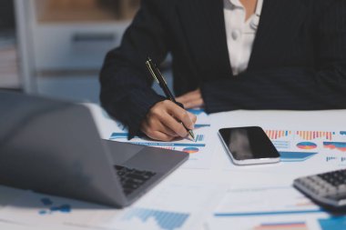 Denetim konsepti, Yönetici iş adamı mali müfettiş ve sekreter hesaplama dengesi raporları hazırlıyorlar. İç Gelir Servisi kontrol belgesi.