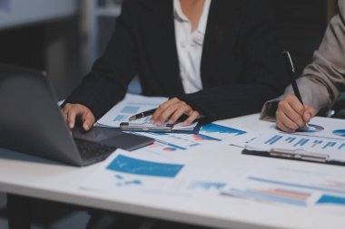 Modern dizüstü bilgisayarla gelir tabloları ve grafiklerini analiz eden iş ekibini kapatın. İş analizi ve strateji kavramı.