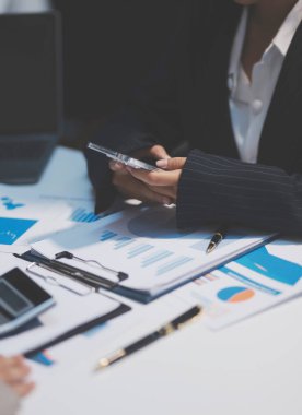 Modern dizüstü bilgisayarla gelir tabloları ve grafiklerini analiz eden iş ekibini kapatın. İş analizi ve strateji kavramı.