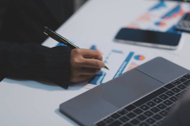 Denetim konsepti, Yönetici iş adamı mali müfettiş ve sekreter hesaplama dengesi raporları hazırlıyorlar. İç Gelir Servisi kontrol belgesi.