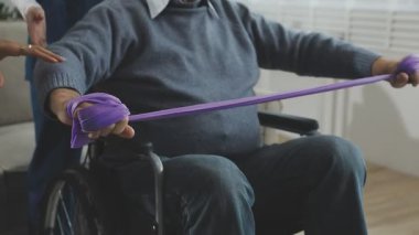 Tekerlekli sandalyedeki adam evde