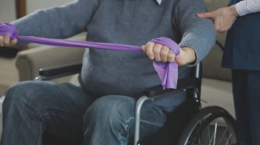 koltuk değneği ile kıdemli adam