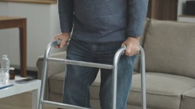 Yürüteç tutan engelli