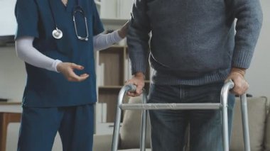 Tekerlekli sandalyedeki adam