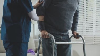 Buruşuk hastane koğuşuyla tekerlekli sandalyede yürüyen yaşlı bir hasta.