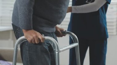 Tekerlekli sandalyedeki son sınıf öğrencisi, Walker klinikte, yakın plan.