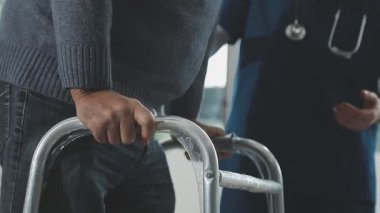 Yaklaştın - Buruşuk koltuk değneği tutan bir adamın fotoğrafı.