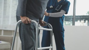 Koltuk değnekli doktor hastanede tekerlekli sandalyede yürüyor.