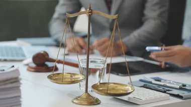 İş adamları belge, iş ve mali konseptin analizi ve analizi hakkında toplanıp tartışıyorlar.