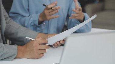 İş adamları toplantıda tartışıyor ve tartışıyorlar.