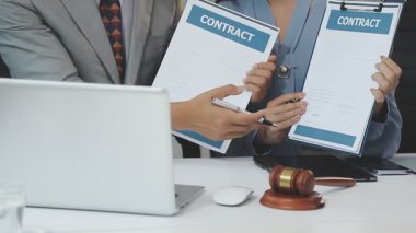 İşadamları imza sözleşmesiyle el sıkışıyor.