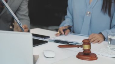 Ofiste çalışan iş adamı