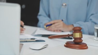 Avukat bilgisayarı olan bir müvekkil üzerinde çalışıyor, hukuki danışmanlık kavramı..