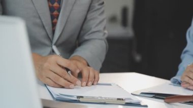 Ofisteki dizüstü bilgisayarla çalışan iş adamlarının ellerini kapatın..