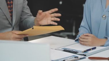 Yakın plan - modern ofisteki iş adamının ortağına el sıkışması.