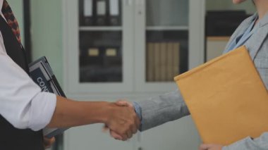 İşadamı elinde kalemle bir belge tutuyor..