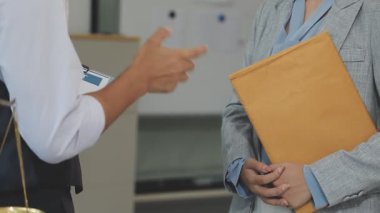 Elinde belge ve belgeler bulunan işadamı