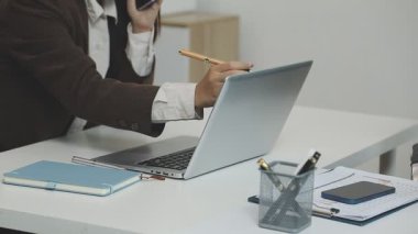 İş ekibi ofiste bilgisayar üzerinde çalışıyor.