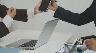 İş adamının kartviziti ortağına vermesinin yakın çekimi.