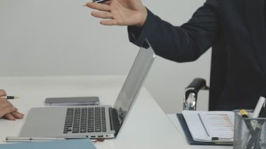 İş Adamları Tokalaşıyor