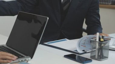 İşadamı ofiste bilgisayarla çalışıyor.