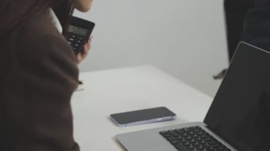 Ofiste dizüstü bilgisayar kullanarak iş adamını kapat