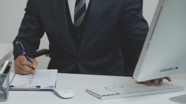 Bir dizüstü bilgisayarla çalışan iş adamı.