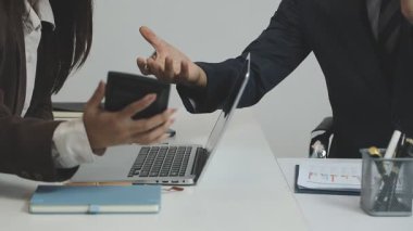 Ofiste çalışan iş adamları