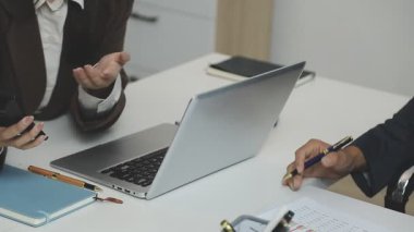 Dizüstü bilgisayarda çalışan iş adamları