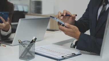 İş adamı elinde kalemle tablet üzerinde çalışıyor. iş konsepti.